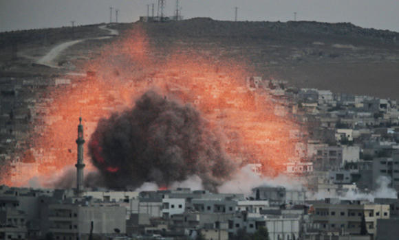 تل ابیب: اسرائیل اور حماس کے درمیان مسلسل 25 روز سے جنگ جاری ہے۔ اب تک دونوں طرف سے مجموعی طور پر تقریباً 9800 افراد ہلاک ہو چکے ہیں۔ 15000 سے زیادہ لوگ زخمی ہوئے ہیں۔ ادھر اسرائیلی فوج نے غزہ پٹی کے کئی علاقوں میں زمینی حملے شروع کر دیے ہیں۔ گذشتہ پیر کو حماس کے زیر انتظام غزہ کی وزارت صحت نے کہا تھا کہ غزہ پٹی کی مرکزی شاہراہ پر ایک اسرائیلی ٹینک نے شہریوں کی کار کو دھماکے سے اڑا دیا تھا جس سے تین افراد ہلاک ہو گئے تھے۔ واقعہ کی تاریخ، وقت اور صحیح مقام کی ابھی تک تصدیق نہیں ہو سکی ہے۔ مبینہ طور پر یوسف السیفی نامی فلسطینی صحافی کی جانب سے ریکارڈ کی گئی یہ ویڈیو مختلف سوشل میڈیا پلیٹ فارمز پر وائرل ہوگیا۔ 41 سیکنڈ کی فوٹیج میں ایک ٹینک کو ایک کار کو نشانہ بناتے ہوئے دکھایا گیا ہے جو علاقے سے فرار ہونے کی کوشش کر رہی تھی۔ ویڈیو میں دکھایا گیا ہے کہ ایک کار سڑک کے پار ایک عارضی زمینی رکاوٹ کے قریب پہنچ رہی ہے۔