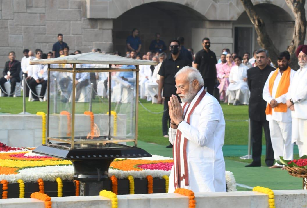 prime minister Modi pays rich tributes to Gandhi, Shastri