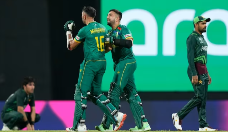 نئی دہلی: ورلڈ کپ (World Cup 2023) میں بڑے اپ سیٹ کا شکار ہونے والی جنوبی افریقی ٹیم جیت پر سوار ہوگئی ہے۔ ورلڈ کپ میں پاکستان کے خلاف چھٹا میچ کھیلنے والی جنوبی افریقہ نے اپنی جیت کا سلسلہ جاری رکھا ہوا ہے۔ دونوں ٹیموں کے درمیان دلچسپ میچ دیکھنے کو ملا۔ پاکستانی ٹیم آخری گیند تک میچ میں چھائی رہی لیکن آخر میں جنوبی افریقہ نے جیت کی ہیٹ ٹرک لگا دی ہے۔ جنوبی افریقہ نے باؤلنگ میں شاندار آغاز کیا۔ ٹیم کے اسٹار پیسر مارکو جانسن نے تین وکٹیں حاصل کیں جن میں دونوں اوپنرز شامل تھے۔ تاہم پاکستان کی جانب سے کپتان بابر اعظم نے 65 گیندوں پر 50 رنز کی اننگز کھیلی۔ اس کے علاوہ سعود شکیل نے 53 گیندوں پر 52 رنز بنائے۔ ان دونوں بلے بازوں کے آؤٹ ہونے کے بعد پاکستانی ٹیم بڑی مشکل میں دکھائی دی تاہم شاداب خان نے ذمہ داری سنبھالی اور 43 رنز کی اننگز کھیل کر اسکور کو بڑھا دیا۔ جس کی وجہ سے ٹیم نے جنوبی افریقہ کے سامنے 271 رنز کا بڑا اسکور بنایا۔