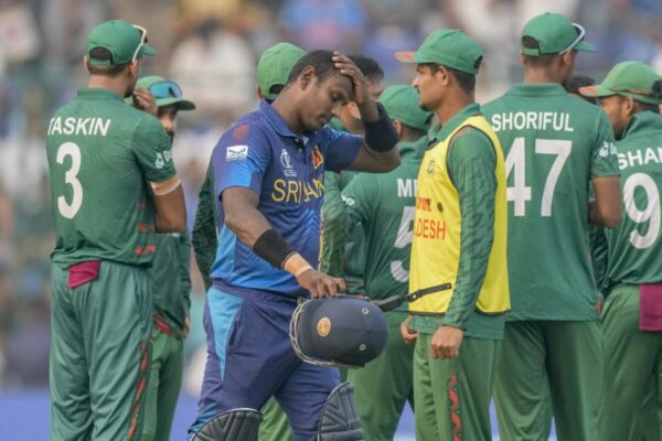 سری لنکن ٹیم ٹائم آؤٹ کا درد لے کر ورلڈ کپ سے باہر ہو گئی ہے۔ وہیں مداحوں نے سوشل میڈیا پر بنگلہ دیشی کپتان شکیب کو ان کی حرکت پر تنقید کا نشانہ بنایا۔ تاہم انہوں نے اپنی ٹیم کے لئے شاندار اننگز کھیلی۔ بنگلہ دیش نے اس میچ کو 3 وکٹوں سے جیتا۔