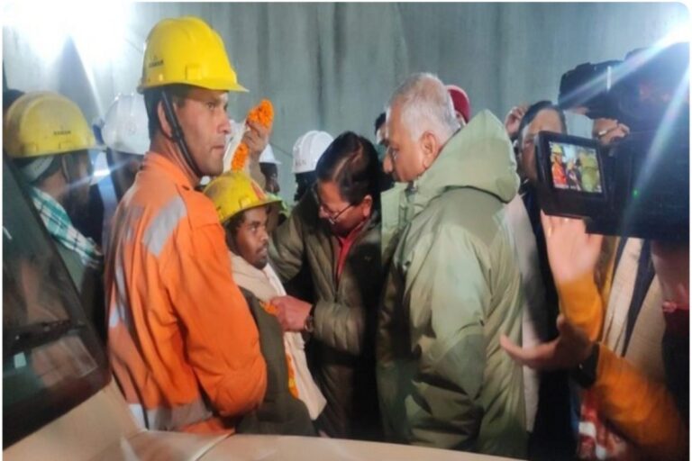 نئی دہلی/اتراکاشی : اتراکھنڈ کے اترکاشی ضلع کے سلکیارا میں زیر تعمیر سرنگ میں پھنسے سبھی 41 مزدوروں کو باہر نکالے جانے کے بعد وزیر اعظم نریندر مودی نے ریسکیو آپریشن سے وابستہ سبھی لوگوں کے جذبے کو سلام کیا۔ اس کے ساتھ ہی وزیر اعظم نے سرنگ میں پھنسے کارکنوں کے حوصلے اور صبر کی تعریف کی اور ان کی اچھی صحت کے لئے دعا کی۔ سبھی کارکنوں کو بحفاظت سرنگ سے باہر نکالے جانے کے بعد وزیر اعظم مودی نے ایکس (سابقہ ​​ٹویٹر) پر کہا: "میں اس ریسکیو آپریشن سے وابستہ سبھی لوگوں کے جذبے کو بھی سلام کرتا ہوں۔ ان کی بہادری اور عزم نے ہمارے مزدور بھائیوں کو نئی زندگی دی ہے۔ اس مشن میں شامل ہر فرد نے انسانیت اور ٹیم ورک کی ایک حیرت انگیز مثال قائم کی ہے۔" انہوں نے کہا: " سرنگ میں جو بھی ساتھی پھنسے ہوئے تھے، ان سے میں کہنا چاہتا ہوں کہ آپ کی ہمت اور صبر سب کو متاثر کر رہا ہے۔ میں آپ سب کی بھلائی اور اچھی صحت کی دعا کرتا ہوں۔" وزیراعظم مودی نے کہا کہ اترکاشی میں ہمارے مزدور بھائیوں کے ریسکیو آپریشن کی کامیابی سبھی کو جذباتی کرنے والی ہے۔