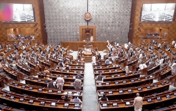 اپوزیشن کے ہنگامہ پر بڑی کارروائی، لوک سبھا سے آج مزید 49 ممبران پارلیمنٹ معطل، اب تک 141 ہوئے سسپینڈ