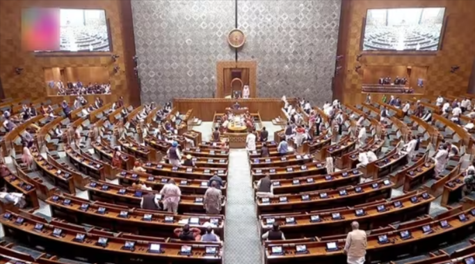 اپوزیشن کے ہنگامہ پر بڑی کارروائی، لوک سبھا سے آج مزید 49 ممبران پارلیمنٹ معطل، اب تک 141 ہوئے سسپینڈ