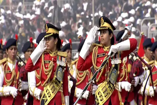 خواتین کی بہادری، فوج کی طاقت، نظرآیا خود انحصارہندوستان،صدرجمہوریہ نے لہرایا قومی پرچم