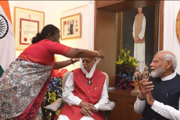 india-bharat-ratna-given-to-lal-krishna-advani-president-draupadi-murmu-honored-him-at-home