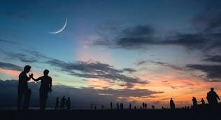لک کی مختلف رویت ہلال کمیٹیوں نے چاند نظر آنے کی تصدیق کردی ہے اور بتایا ہے کہ ملک کے مختلف مقامات پر چاند دیکھا گیا ، جس کے بعد رویت ہلال کمیٹیوں نے فیصلہ کیا ہے کہ کل یعنی منگل 12 فروری کو پہلا روزہ ہوگا ۔