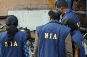 گلورو: نیشنل انویسٹی گیشن ایجنسی (این آئی اے) نے کرناٹک کی راجدھانی بنگلورو میں جیل میں بند قیدیوں کو شدت پسند بنانے کے معاملے میں منگل کو علی الصبح 7 ریاستوں میں بیک وقت چھاپے مارے۔ یہ جانکاری دیتے ہوئے این آئی اے کے ترجمان نے کہا کہ تفتیشی افسران 17 مقامات پر تلاشی لے رہے ہیں۔ این آئی اے کی اب تک کی تحقیقات سے یہ بات سامنے آئی ہے کہ لشکر طیبہ کا دہشت گرد ٹی نذیر بنگلورو سنٹرل جیل میں بند قیدیوں کو پرتشدد سرگرمیاں انجام دینے کے لیے شدت پسند بنا رہا تھا۔
